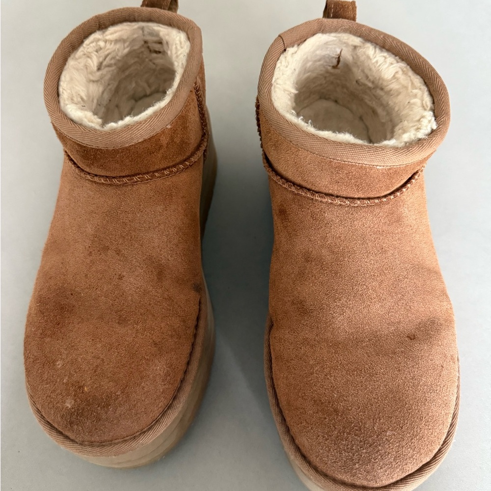 Last season mini platform UGG